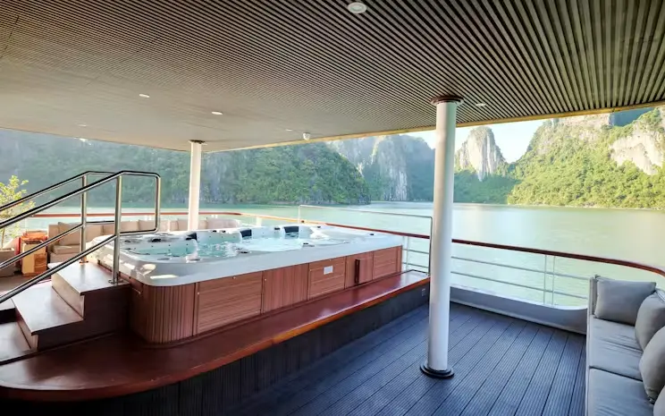 Luxury Halong Bay cruise with Jacuzzi