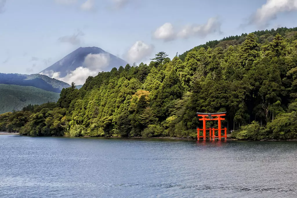 Mount Fuji rising behind Lake Ashi in Hakone, a stop on this Japan itinerary for first timers